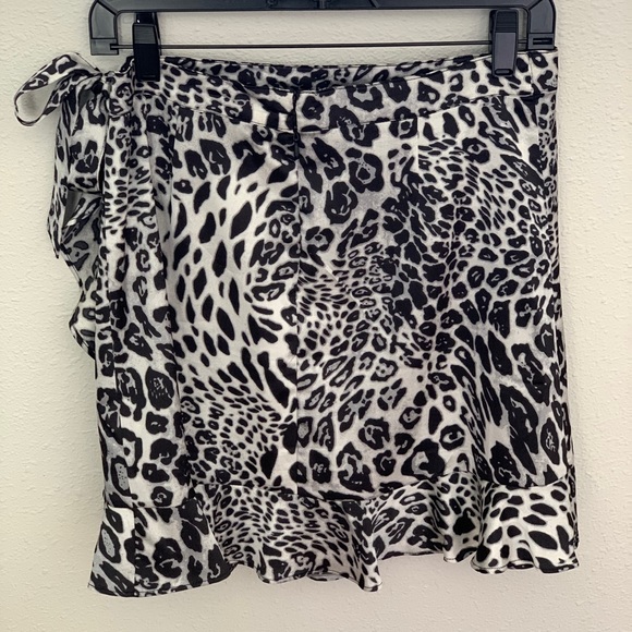 BB Dakota Leopard Wrap Mini Skirt with Ruffle, Size 8 - Picture 6 of 11